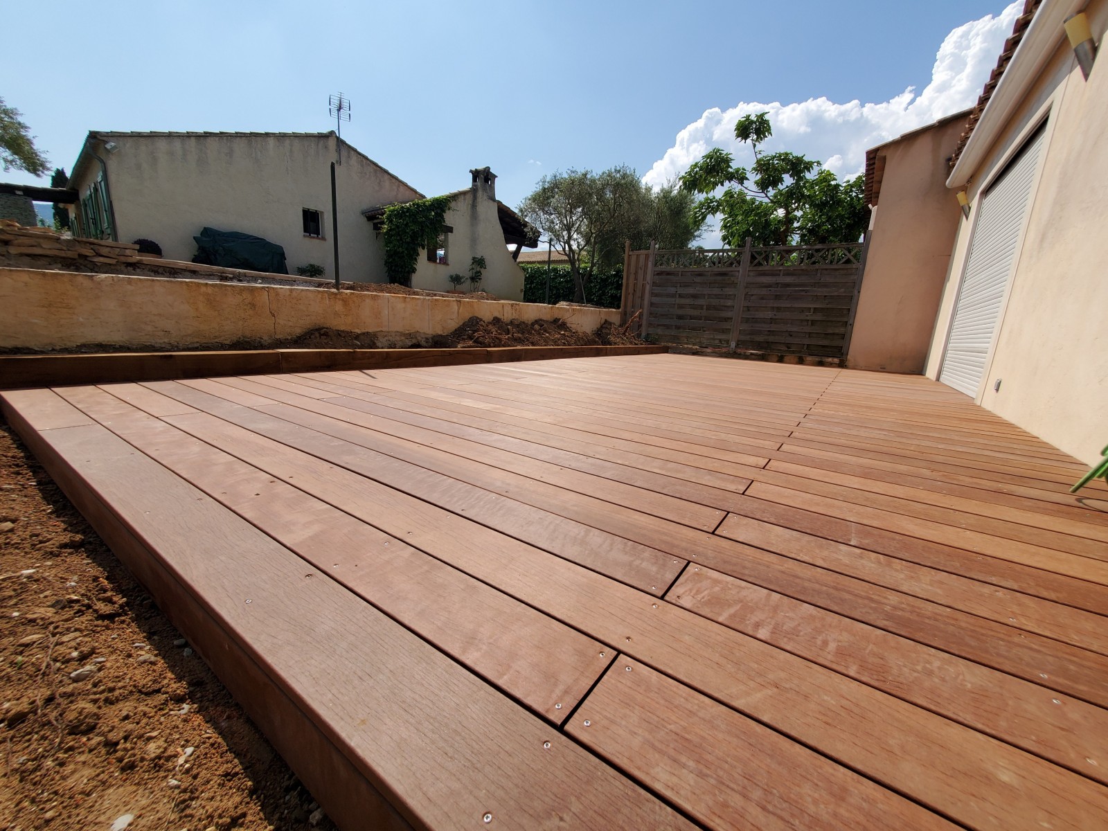 Construction d'une terrasse en bois exotique et pose d'un SPA