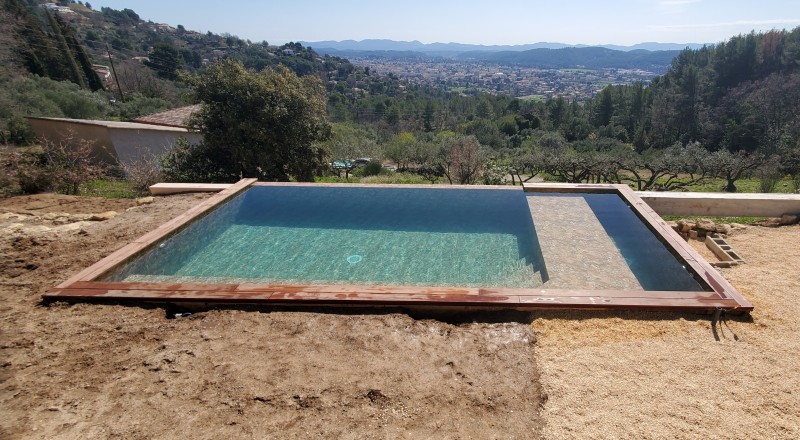 Construction d'une piscine à débordement et en pvc armé près d'Aix en provence