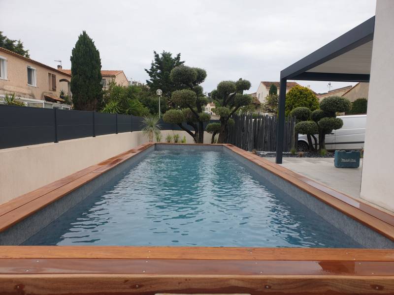 Pose de PVC ARME AQUASCENCE granit grey et de margelles en bois exotique à Martigues dans les Bouches du Rhône