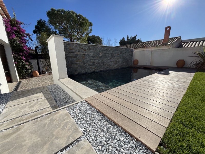 Construction d'une piscine en béton et PVC armé pierres de Bali sur mesure à La Couronne Martigues