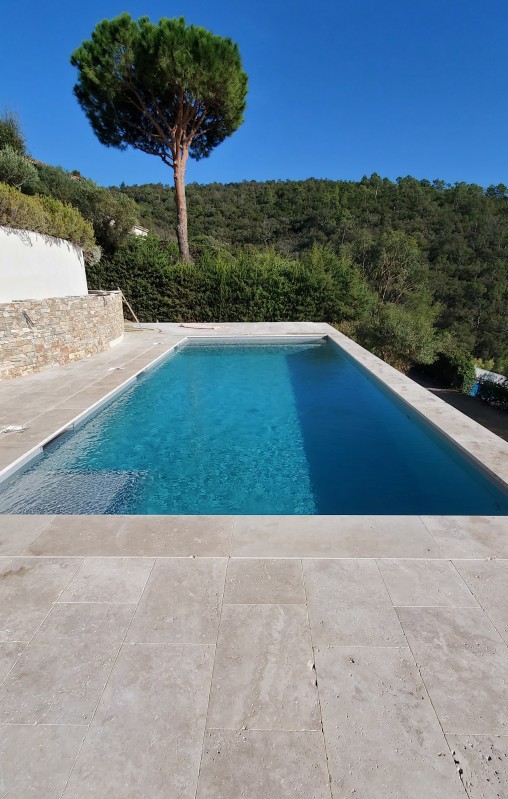 Realisation technique d'une piscne sur une terrasse suspendue à Roquebrune sur Argens dans le Var