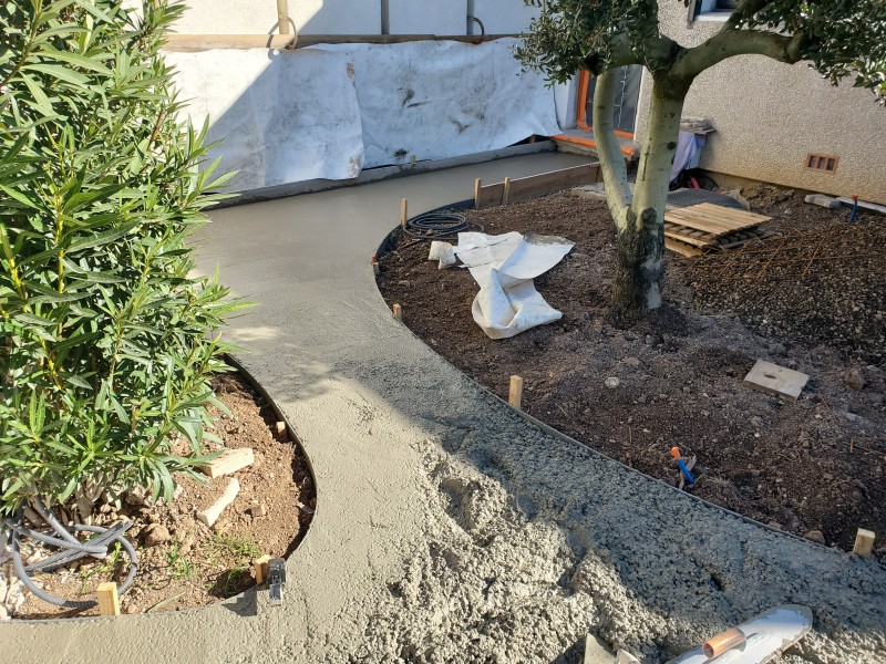 REALISATION D'UN JARDIN MÉDITERRANÉEN AVEC GAZON EN PLAQUE, ALLEE EN BETON DÉSACTIVÉ A TRETS DANS LES BOUCHES DU RHÔNE 