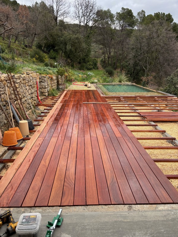 Aménagement d'une terrasse en bois exotique autour d'une piscine à Aix en Provence