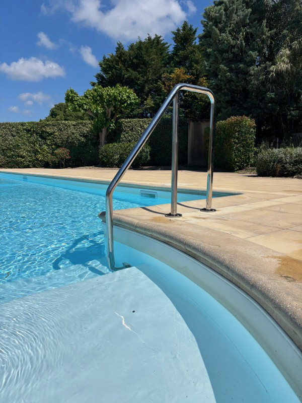 Pose d'une sortie de bain réalisée sur mesure pour une copropriété près d'Aix Les Milles