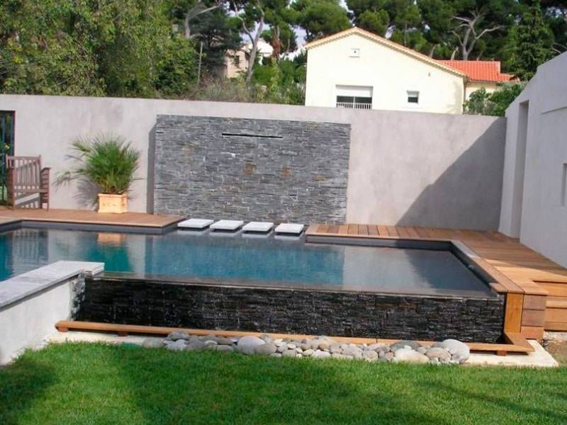 Construction d'une piscine en béton armé avec banquette à Miramas avec création d'une plage