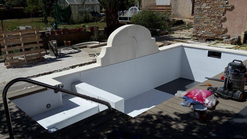 Construction d'une piscine sur mesure avec balnéo intégrée à Martigues dans les Bouches du Rhône